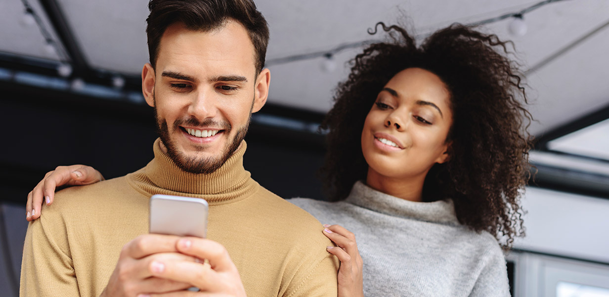 Couple-with-smartphone_2_1232x600