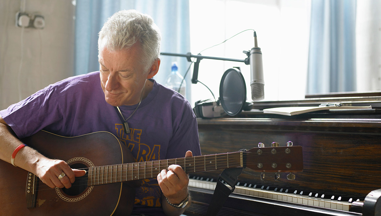 Man-playing-guitar_1232x700