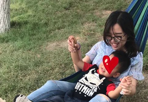 听力障碍、自闭症压不垮一个能原地满血复活的乐观妈(图1)